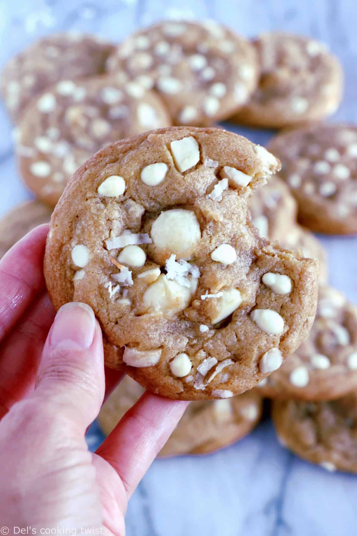 Cookies au chocolat blanc, noix de coco et noix de macadamia. Plongez dans la douceur de ces cookies au chocolat blanc, noix de coco et noix de macadamia à la texture à la fois souple et légèrement croustillante sur les côtés. Amoureux de chocolat blanc, cette recette est pour vous !