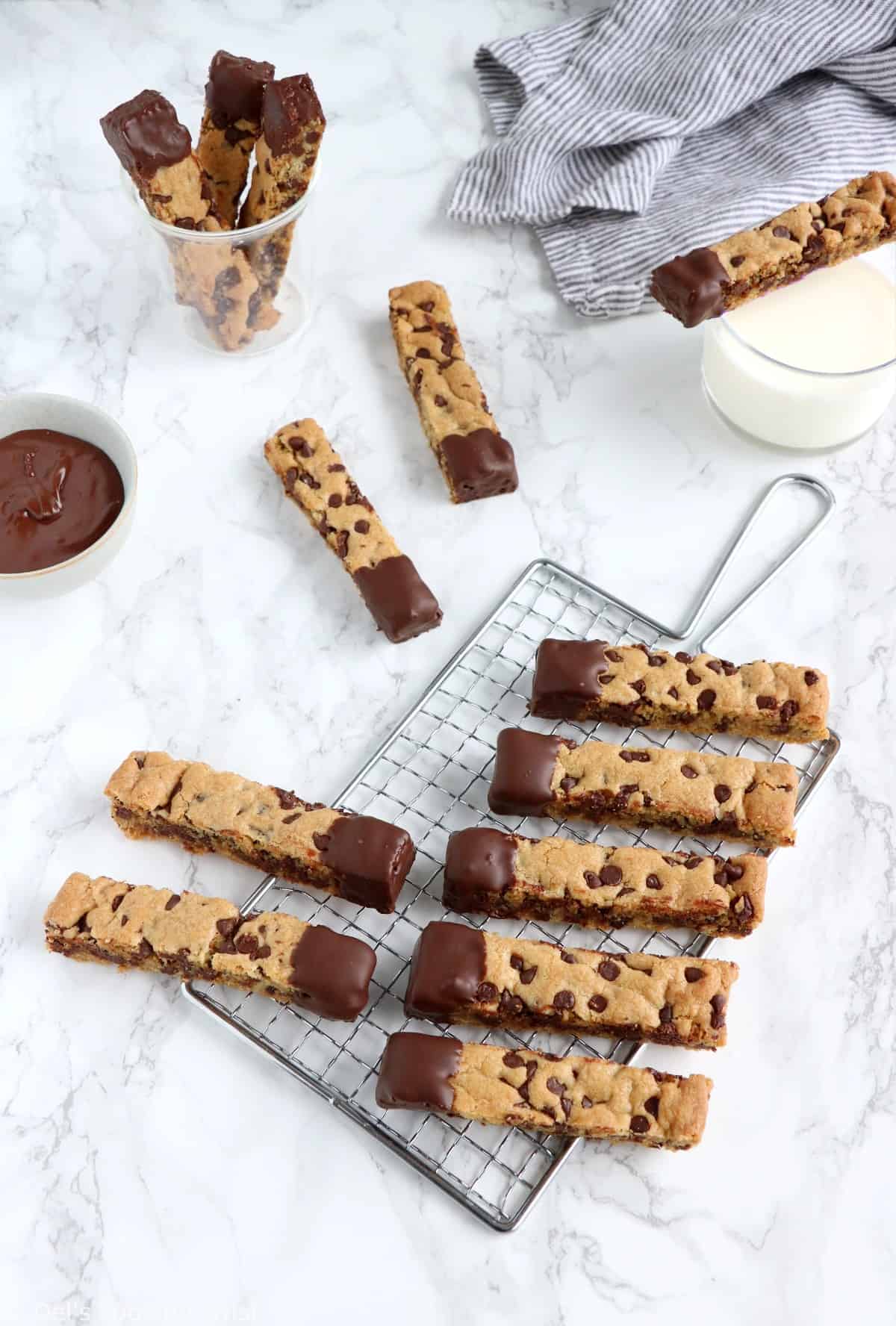 Cookie sticks nappés de chocolat. Les cookie sticks nappés de chocolat sont de petits bâtonnets de cookies que l'on peut ainsi facilement tremper dans un verre de lait. Une idée pleine de gourmandise qui fera le bonheur des enfants.