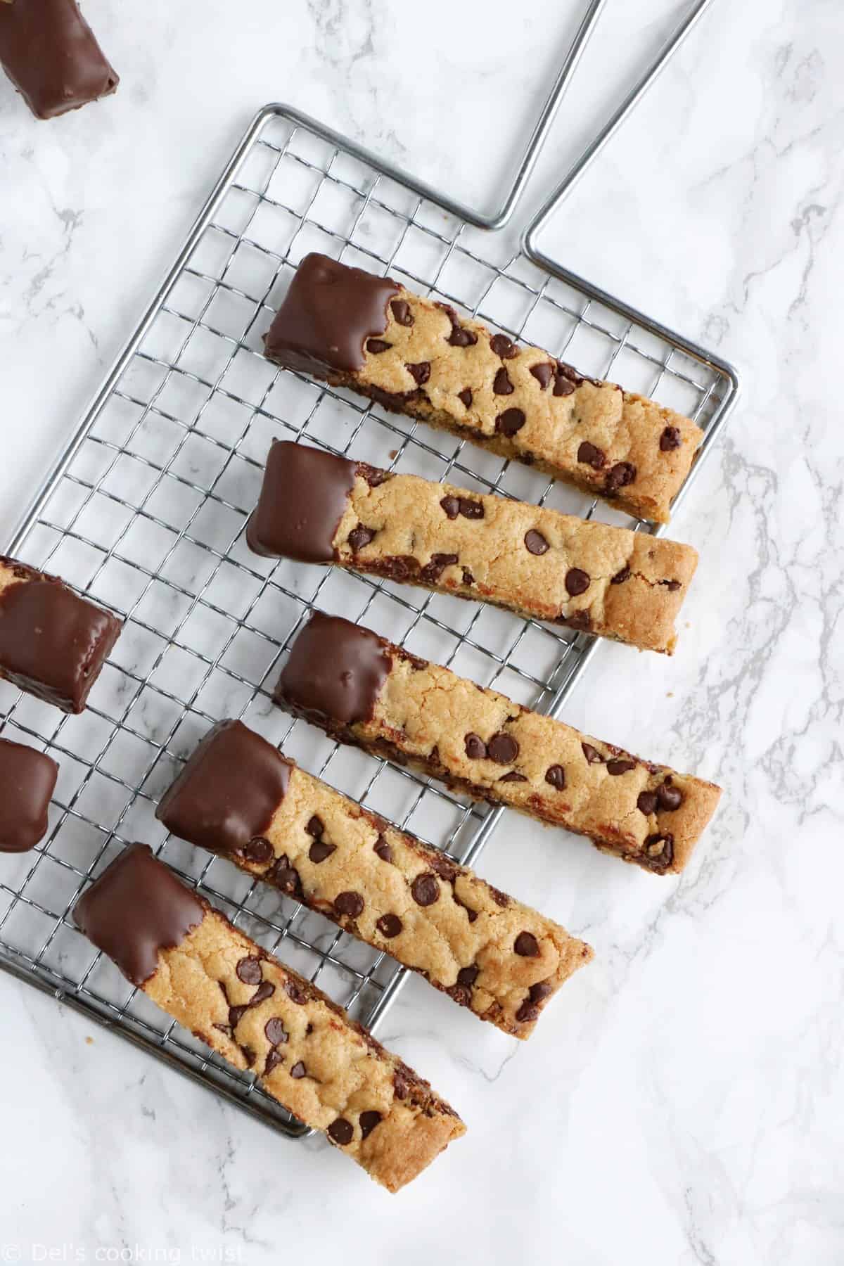 Cookie sticks nappés de chocolat. Les cookie sticks nappés de chocolat sont de petits bâtonnets de cookies que l'on peut ainsi facilement tremper dans un verre de lait. Une idée pleine de gourmandise qui fera le bonheur des enfants.