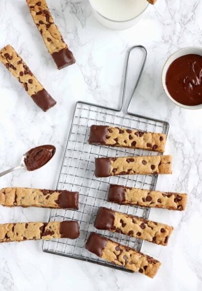 Cookie sticks nappés de chocolat. Les cookie sticks nappés de chocolat sont de petits bâtonnets de cookies que l'on peut ainsi facilement tremper dans un verre de lait. Une idée pleine de gourmandise qui fera le bonheur des enfants.