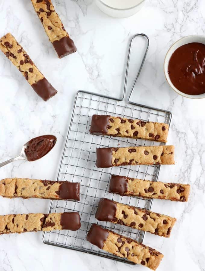 Cookie sticks nappés de chocolat. Les cookie sticks nappés de chocolat sont de petits bâtonnets de cookies que l'on peut ainsi facilement tremper dans un verre de lait. Une idée pleine de gourmandise qui fera le bonheur des enfants.