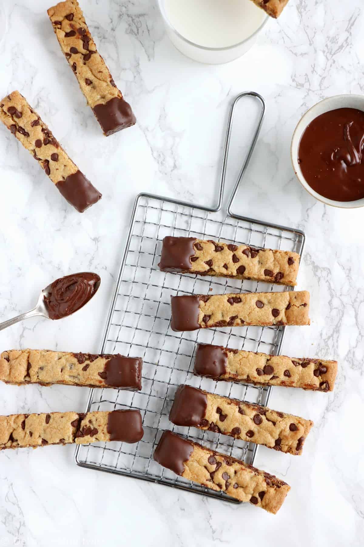 Cookie sticks nappés de chocolat. Les cookie sticks nappés de chocolat sont de petits bâtonnets de cookies que l'on peut ainsi facilement tremper dans un verre de lait. Une idée pleine de gourmandise qui fera le bonheur des enfants.