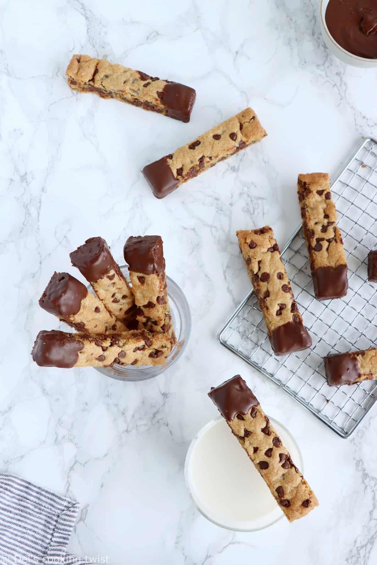 Cookie sticks nappés de chocolat. Les cookie sticks nappés de chocolat sont de petits bâtonnets de cookies que l'on peut ainsi facilement tremper dans un verre de lait. Une idée pleine de gourmandise qui fera le bonheur des enfants.