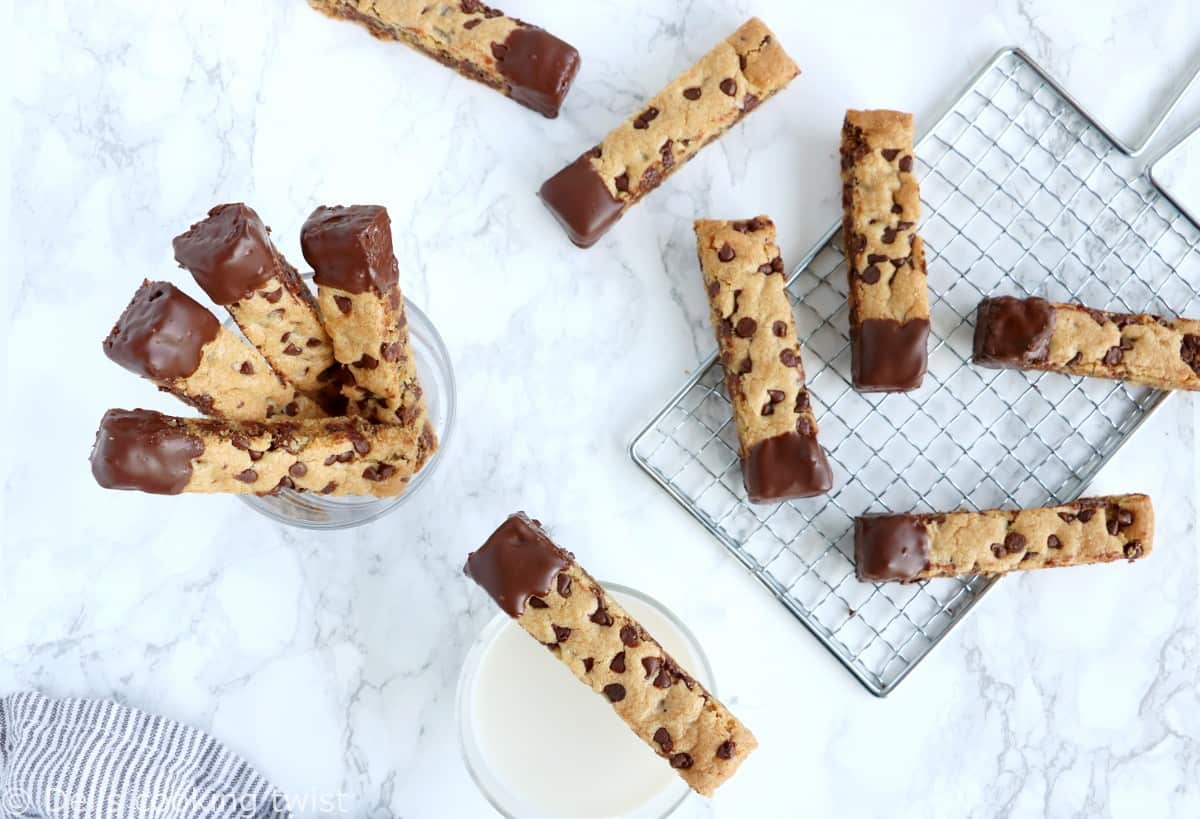 Cookie sticks nappés de chocolat. Les cookie sticks nappés de chocolat sont de petits bâtonnets de cookies que l'on peut ainsi facilement tremper dans un verre de lait. Une idée pleine de gourmandise qui fera le bonheur des enfants.