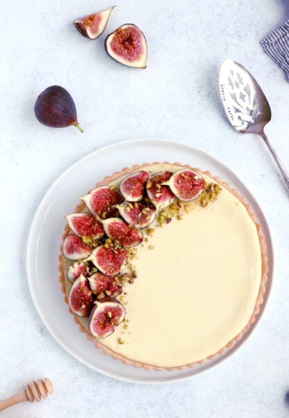 Une tarte cheesecake aux figues, chèvre et miel que l'on croirait tout droit sortie de chez la pâtissier et qui est pourtant toute simple à réaliser, avec de bonnes figues fraîches.