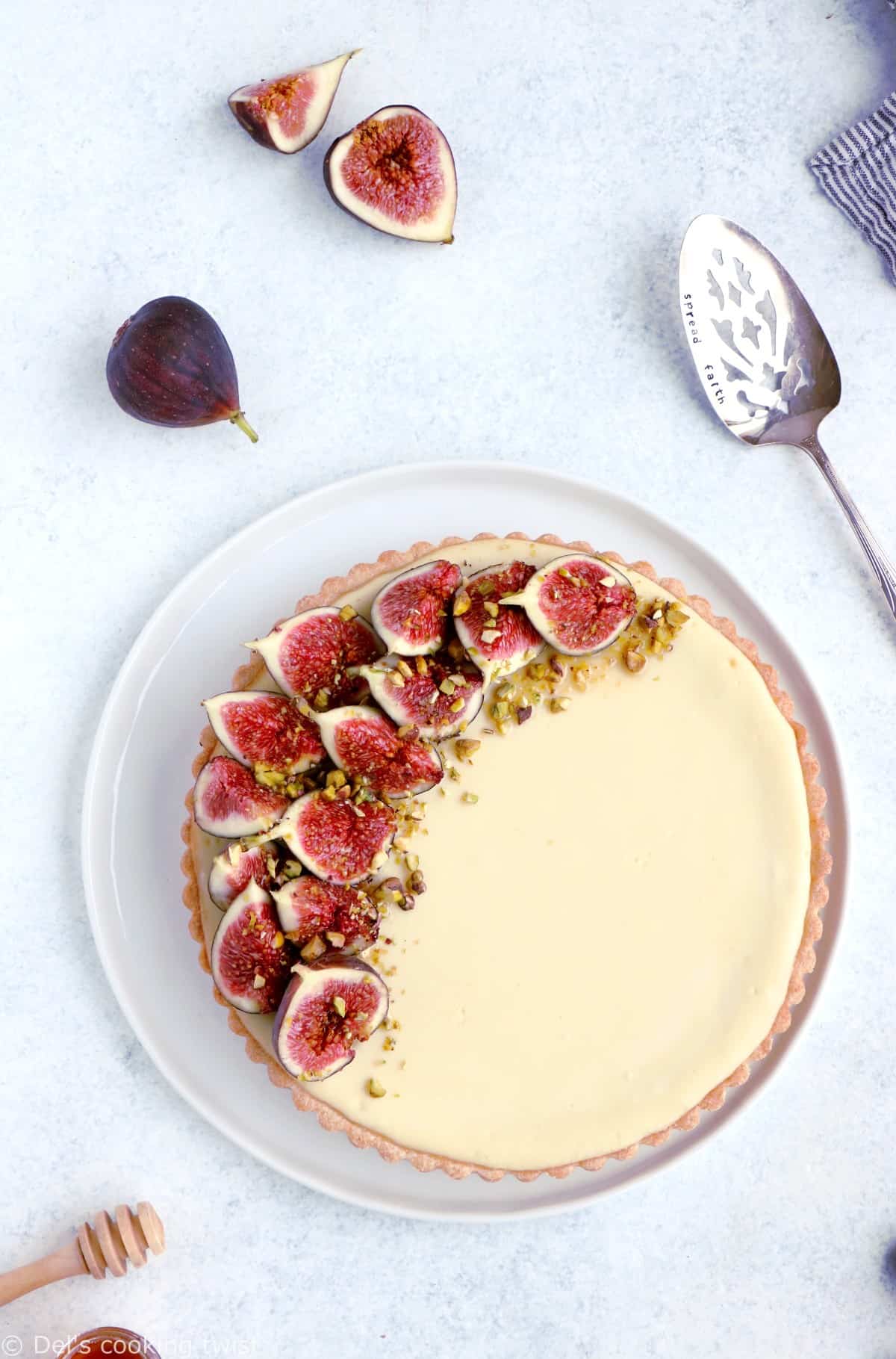 Une tarte cheesecake aux figues, chèvre et miel que l'on croirait tout droit sortie de chez la pâtissier et qui est pourtant toute simple à réaliser, avec de bonnes figues fraîches.