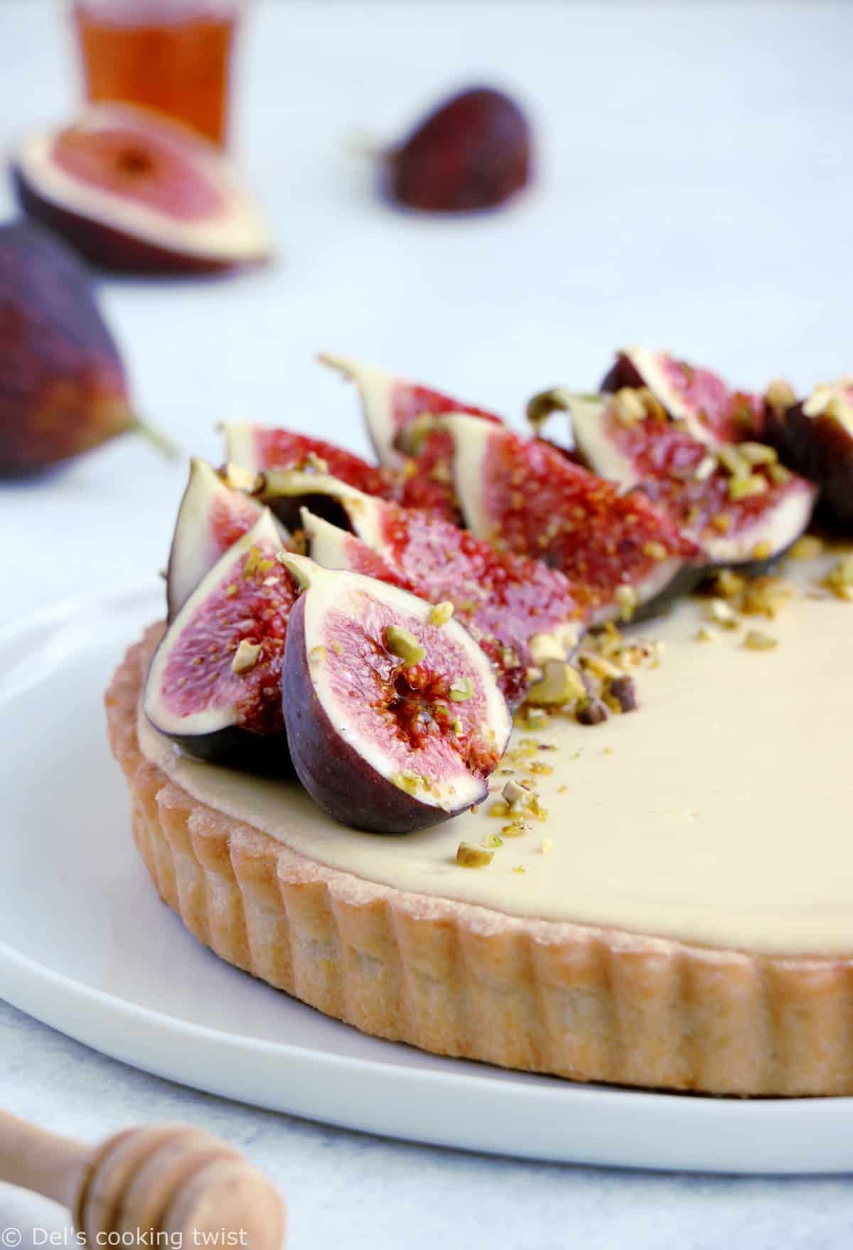 Une tarte cheesecake aux figues, chèvre et miel que l'on croirait tout droit sortie de chez la pâtissier et qui est pourtant toute simple à réaliser, avec de bonnes figues fraîches.