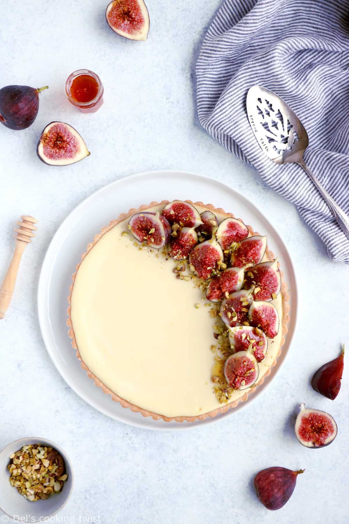 Une tarte cheesecake aux figues, chèvre et miel que l'on croirait tout droit sortie de chez la pâtissier et qui est pourtant toute simple à réaliser, avec de bonnes figues fraîches.