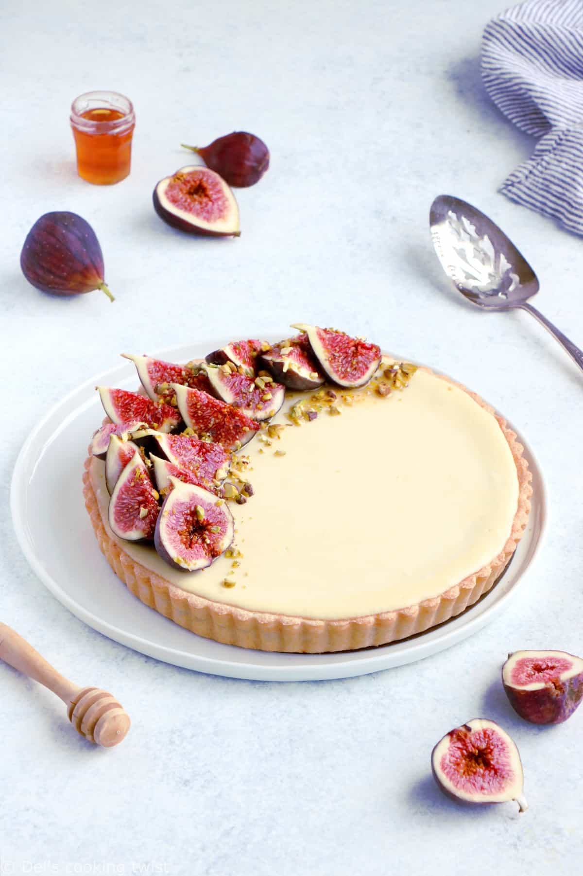 Une tarte cheesecake aux figues, chèvre et miel que l'on croirait tout droit sortie de chez la pâtissier et qui est pourtant toute simple à réaliser, avec de bonnes figues fraîches.