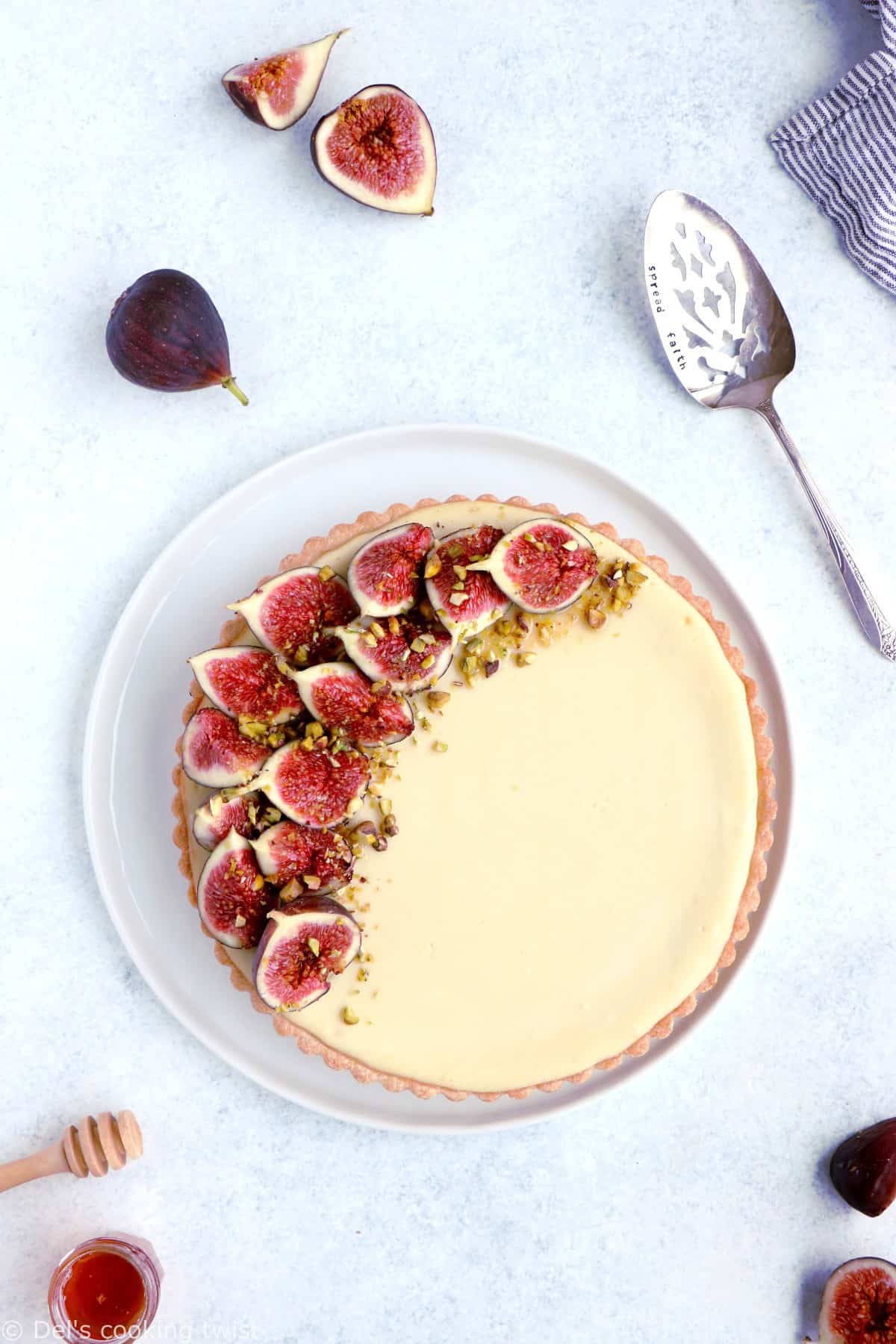 Une tarte cheesecake aux figues, chèvre et miel que l'on croirait tout droit sortie de chez la pâtissier et qui est pourtant toute simple à réaliser, avec de bonnes figues fraîches.