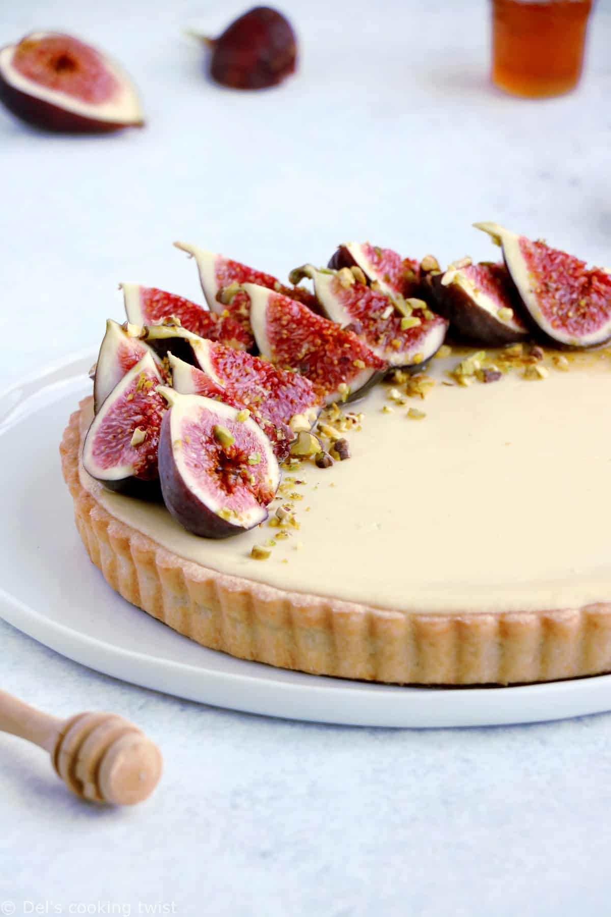 Une tarte cheesecake aux figues, chèvre et miel que l'on croirait tout droit sortie de chez la pâtissier et qui est pourtant toute simple à réaliser, avec de bonnes figues fraîches.