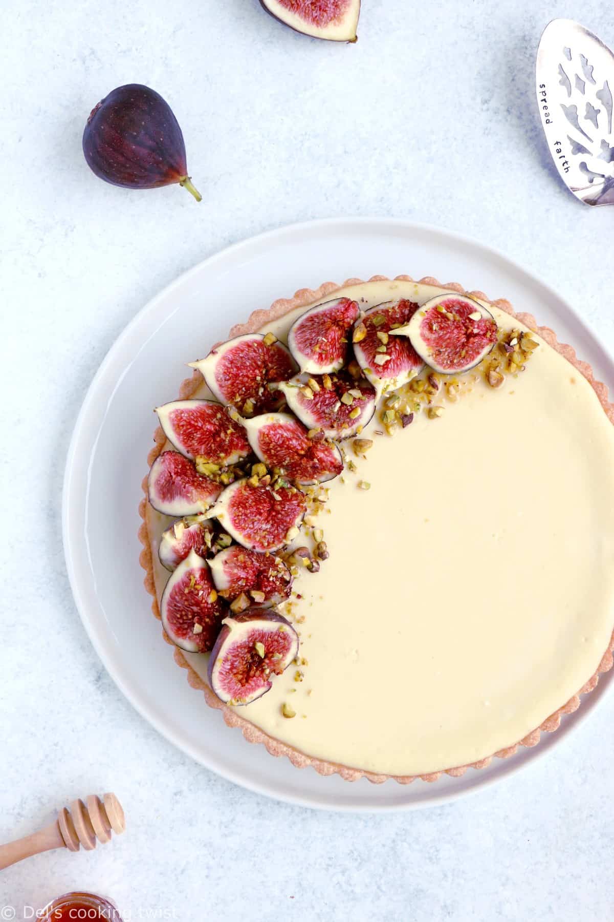 Une tarte cheesecake aux figues, chèvre et miel que l'on croirait tout droit sortie de chez la pâtissier et qui est pourtant toute simple à réaliser, avec de bonnes figues fraîches.