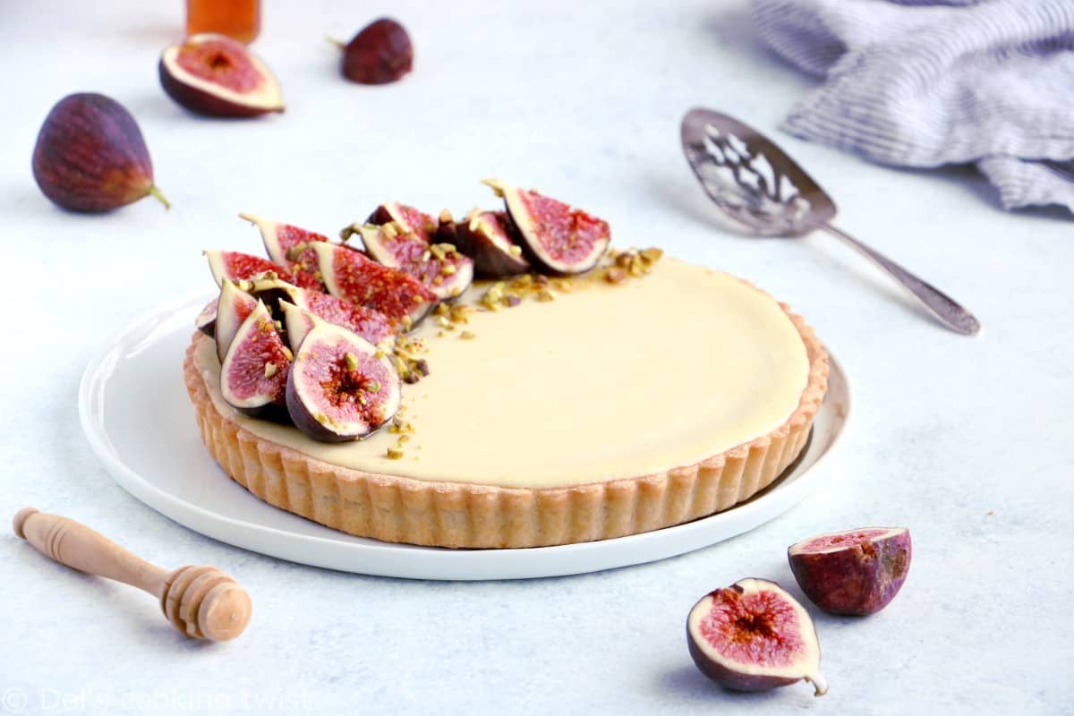 Une tarte cheesecake aux figues, chèvre et miel que l'on croirait tout droit sortie de chez la pâtissier et qui est pourtant toute simple à réaliser, avec de bonnes figues fraîches.