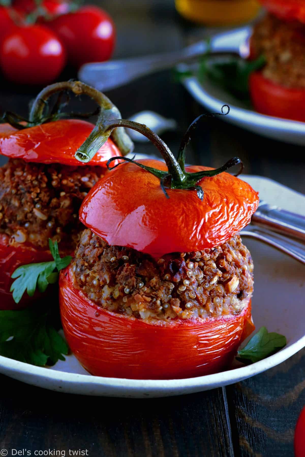 Délicieuses tomates farcies en version vegan, avec des pois chiches, du quinoa et des tomates séchées. Le résultat ? Des tomates juteuses, une farce aux saveurs méditerranéennes et un plat à la fois sain, nourrissant et complet.