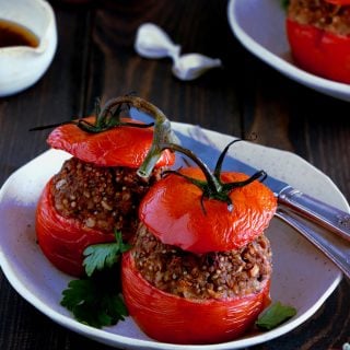 Délicieuses tomates farcies en version vegan, avec des pois chiches, du quinoa et des tomates séchées. Le résultat ? Des tomates juteuses, une farce aux saveurs méditerranéennes et un plat à la fois sain, nourrissant et complet.