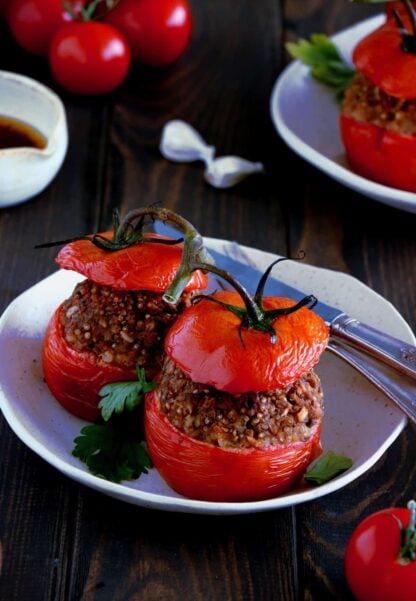 Délicieuses tomates farcies en version vegan, avec des pois chiches, du quinoa et des tomates séchées. Le résultat ? Des tomates juteuses, une farce aux saveurs méditerranéennes et un plat à la fois sain, nourrissant et complet.