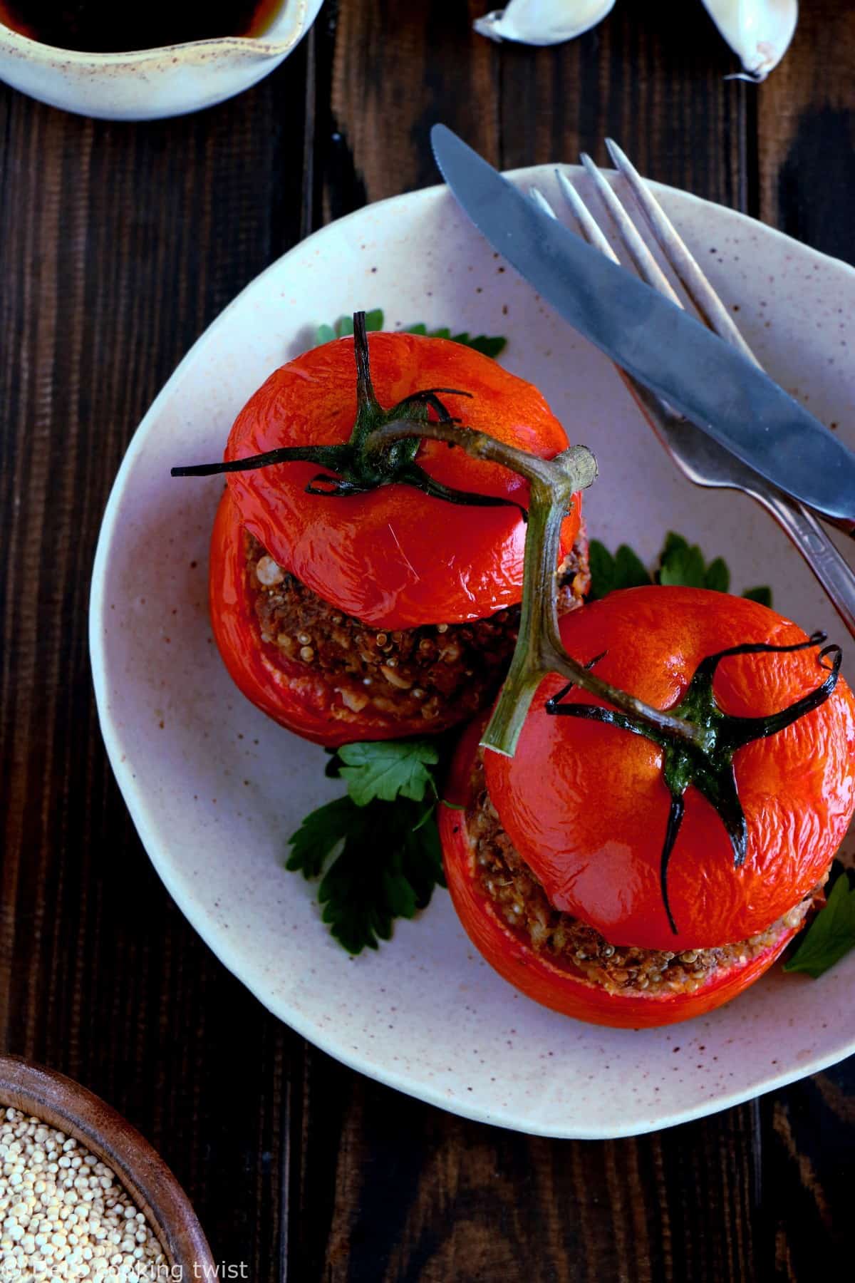 Délicieuses tomates farcies en version vegan, avec des pois chiches, du quinoa et des tomates séchées. Le résultat ? Des tomates juteuses, une farce aux saveurs méditerranéennes et un plat à la fois sain, nourrissant et complet.