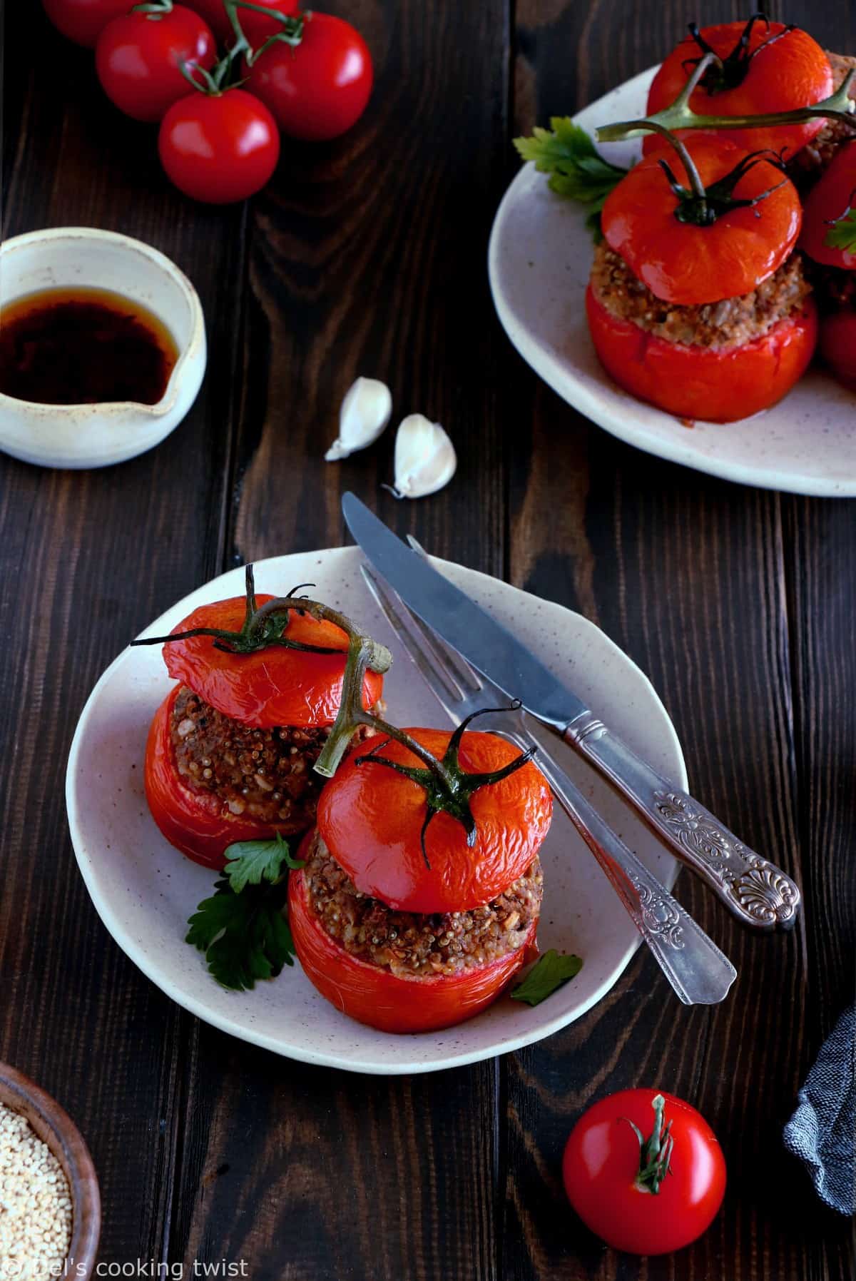 Délicieuses tomates farcies en version vegan, avec des pois chiches, du quinoa et des tomates séchées. Le résultat ? Des tomates juteuses, une farce aux saveurs méditerranéennes et un plat à la fois sain, nourrissant et complet.