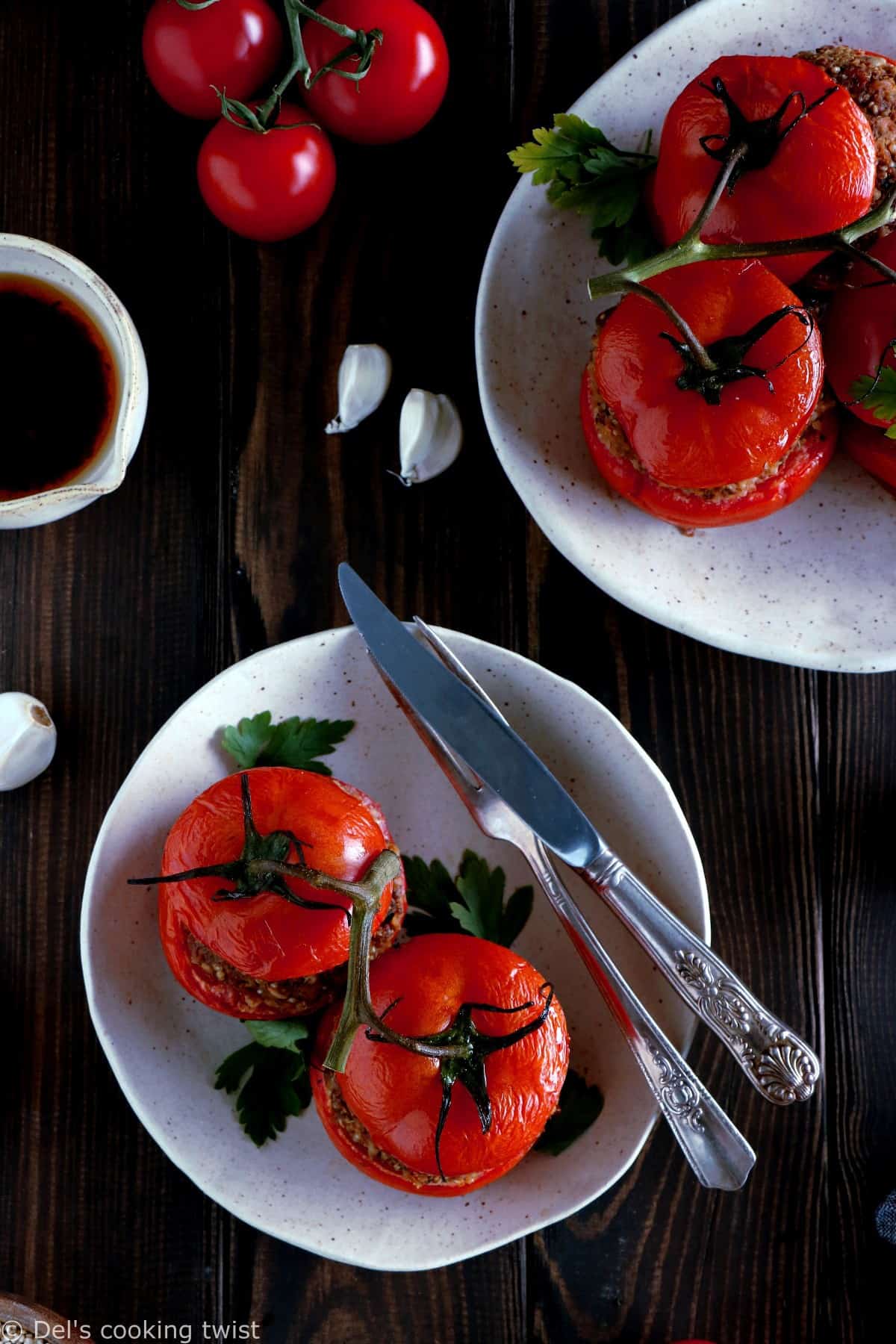 Délicieuses tomates farcies en version vegan, avec des pois chiches, du quinoa et des tomates séchées. Le résultat ? Des tomates juteuses, une farce aux saveurs méditerranéennes et un plat à la fois sain, nourrissant et complet.