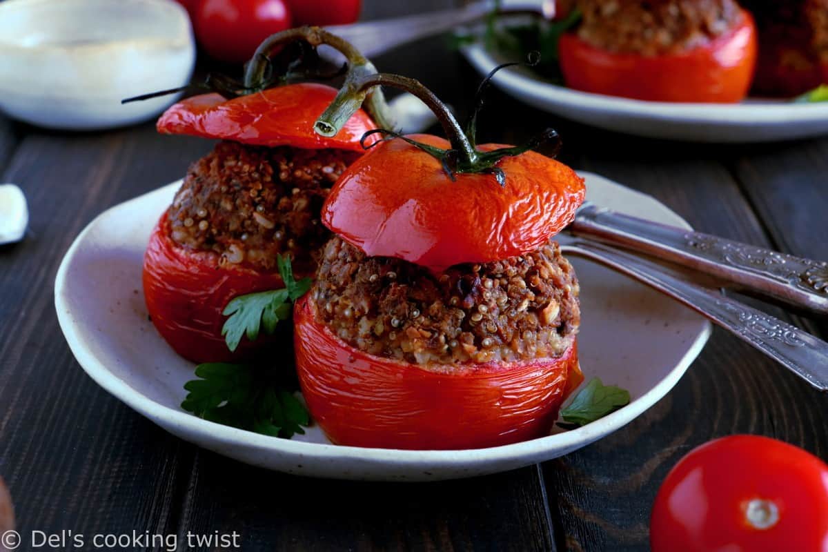 Délicieuses tomates farcies en version vegan, avec des pois chiches, du quinoa et des tomates séchées. Le résultat ? Des tomates juteuses, une farce aux saveurs méditerranéennes et un plat à la fois sain, nourrissant et complet.