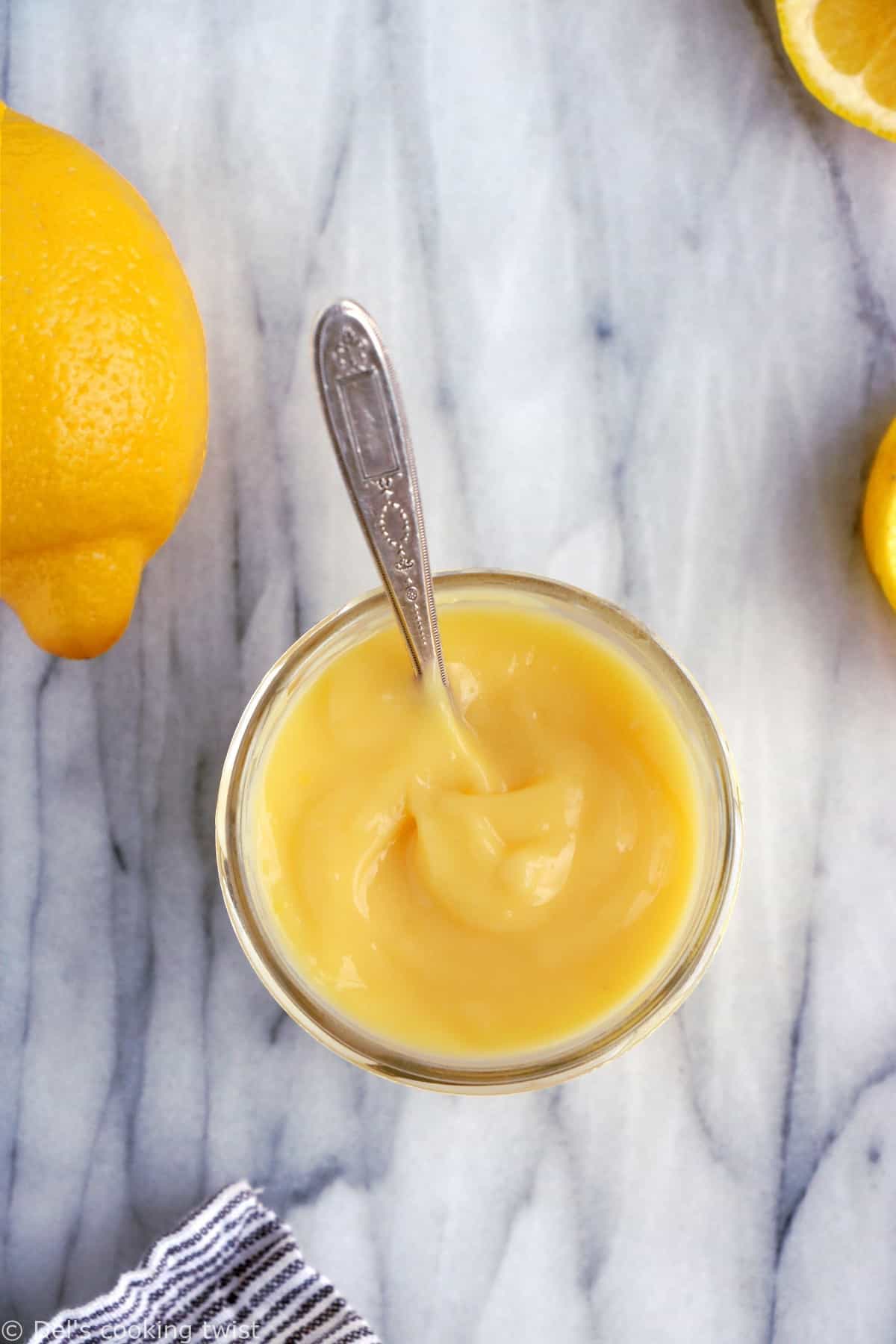 La crème au citron (lemon curd) maison est une recette toute simple à réaliser, avec seulement 4 ingrédients. Elle s'apprécie aussi bien en garniture de tartes et gâteaux, avec des crêpes et pancakes ou encore tout simplement avec des fruits rouges.