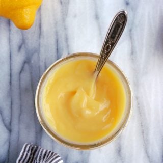 Homemade lemon curd recipe is incredibly easy to prepare. With only 5 ingredients, you get a perfectly sweet and tangy flavor with such a creamy texture. The perfect spread with scones, cakes and pancakes.