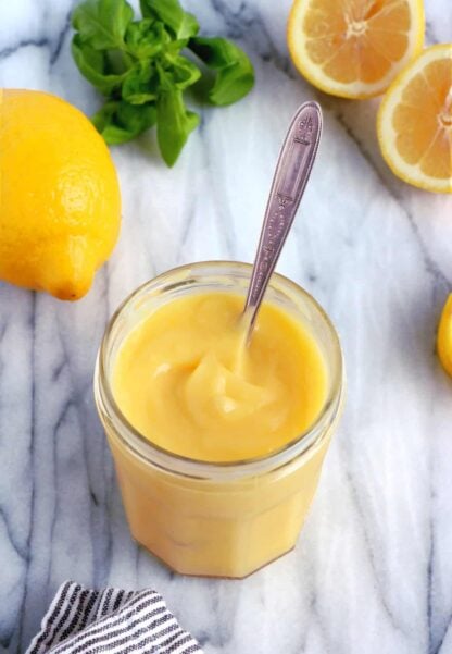 Homemade lemon curd recipe is incredibly easy to prepare. With only 5 ingredients, you get a perfectly sweet and tangy flavor with such a creamy texture. The perfect spread with scones, cakes and pancakes.