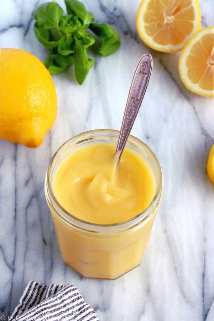 La crème au citron (lemon curd) maison est une recette toute simple à réaliser, avec seulement 4 ingrédients. Elle s'apprécie aussi bien en garniture de tartes et gâteaux, avec des crêpes et pancakes ou encore tout simplement avec des fruits rouges.