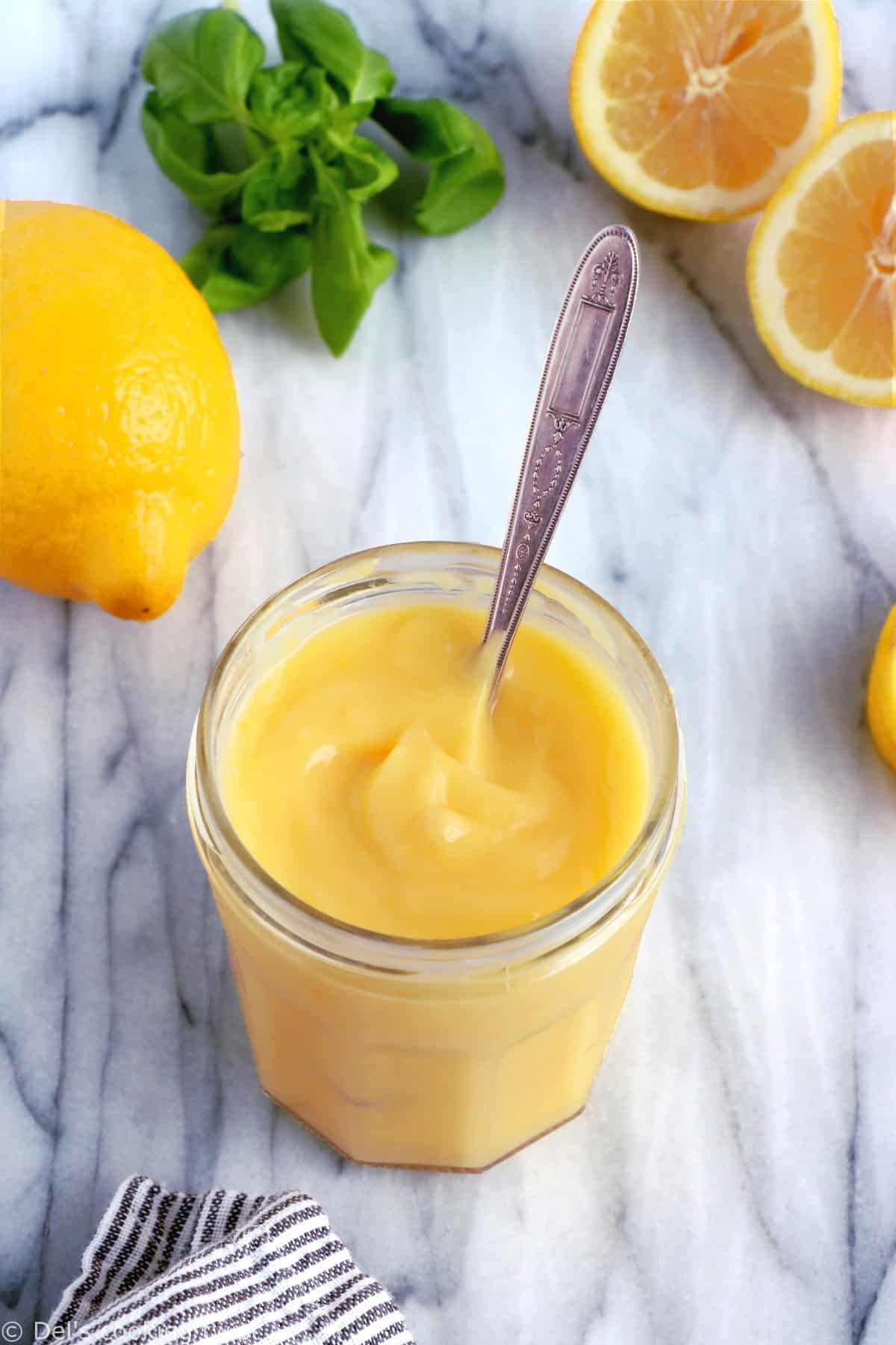 Homemade lemon curd recipe is incredibly easy to prepare. With only 5 ingredients, you get a perfectly sweet and tangy flavor with such a creamy texture. The perfect spread with scones, cakes and pancakes.