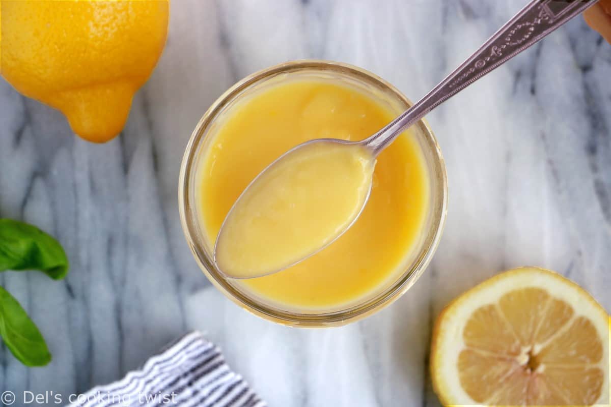 Homemade lemon curd recipe is incredibly easy to prepare. With only 5 ingredients, you get a perfectly sweet and tangy flavor with such a creamy texture. The perfect spread with scones, cakes and pancakes.