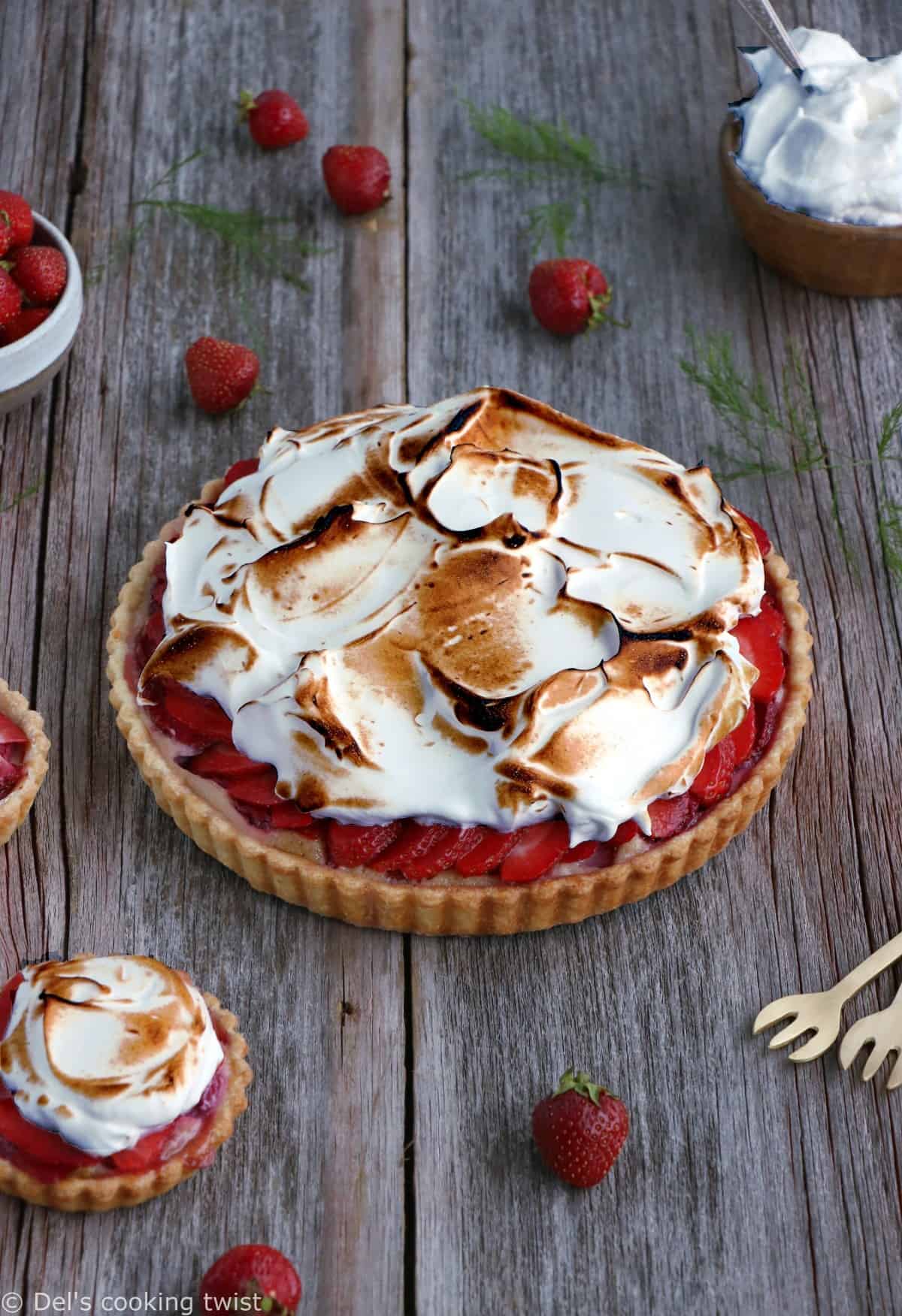 Tarte meringuée aux fraises et à la rhubarbe. De la gourmandise à l'état pur pour cette tarte meringuée aux fraises et à la rhubarbe aux saveurs acidulées. On y retrouve une crème d'amande, des fruits juteux et une onctueuse meringue italienne.