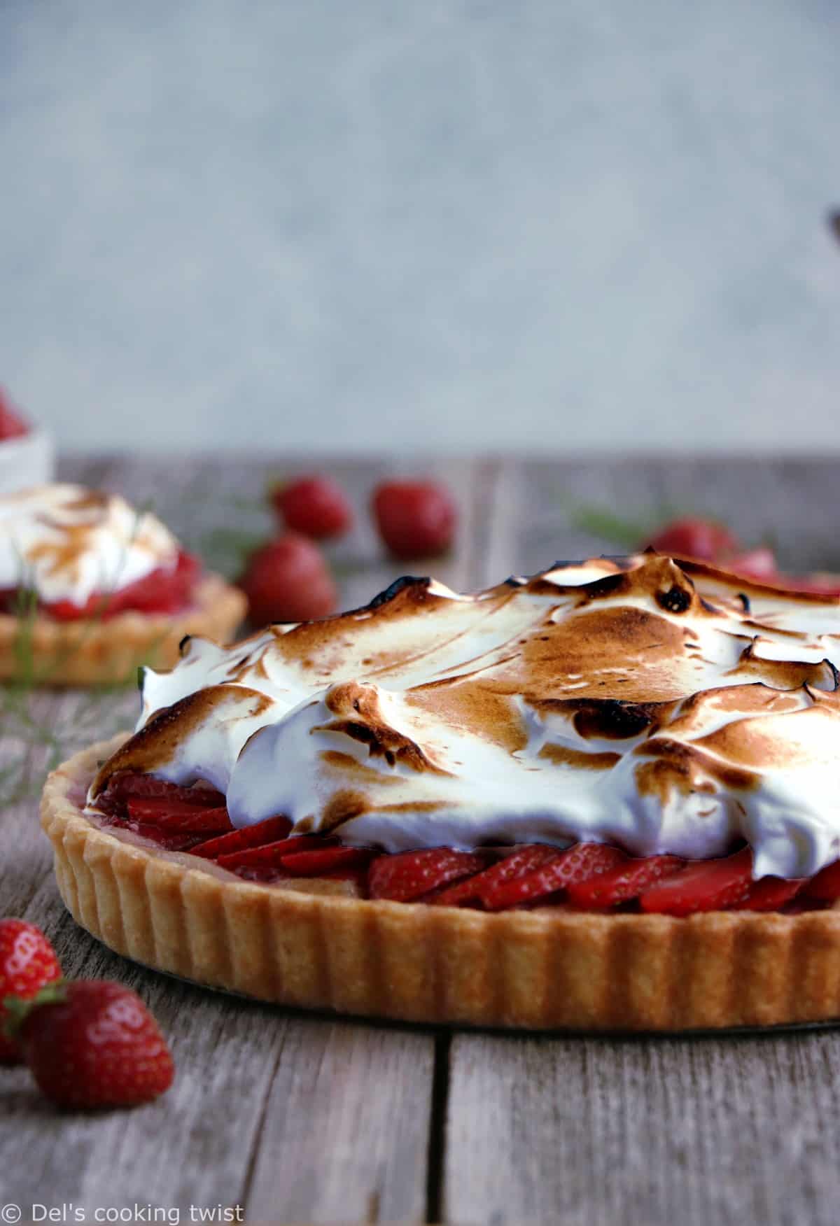 Tarte meringuée aux fraises et à la rhubarbe. De la gourmandise à l'état pur pour cette tarte meringuée aux fraises et à la rhubarbe aux saveurs acidulées. On y retrouve une crème d'amande, des fruits juteux et une onctueuse meringue italienne.