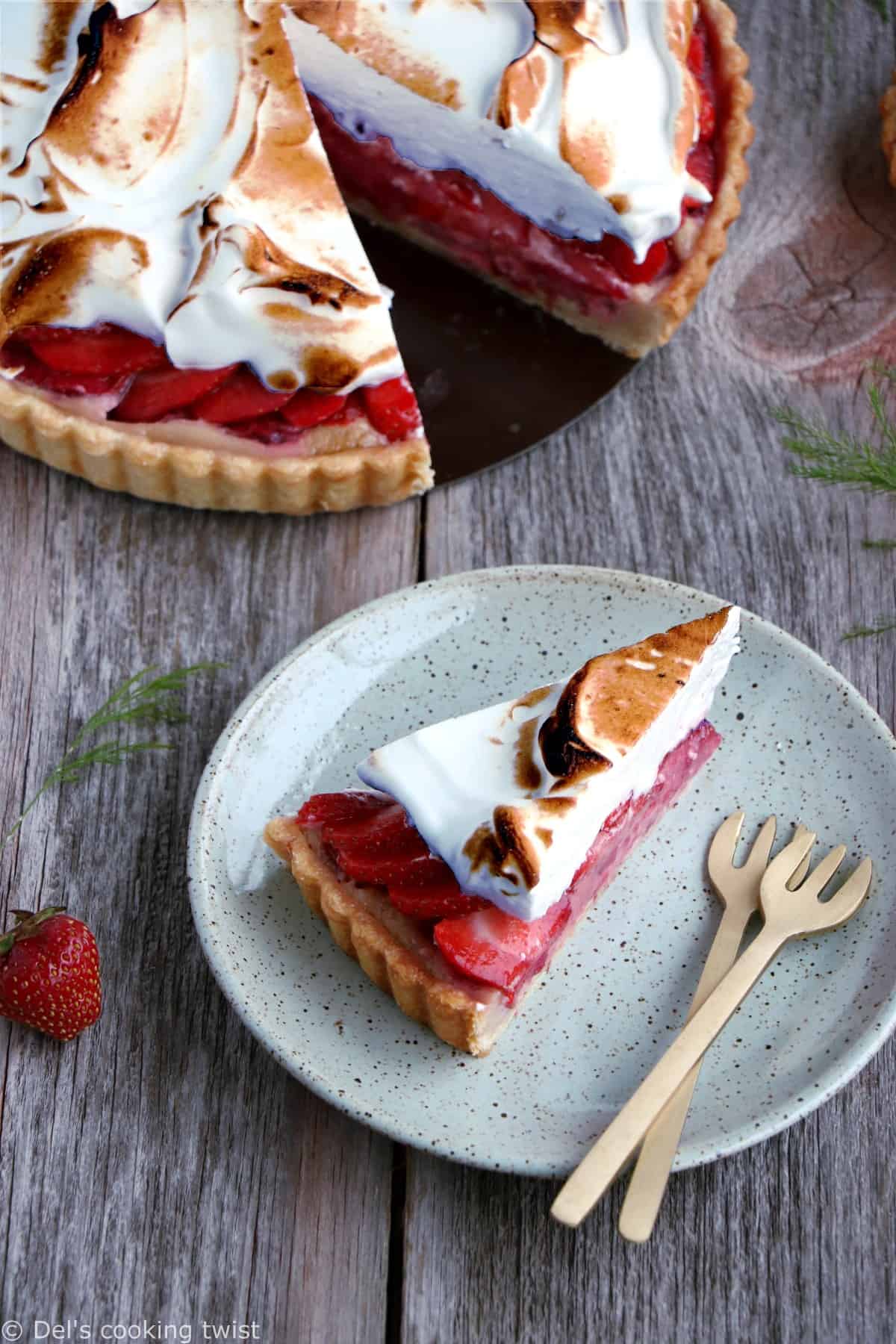 Tarte meringuée aux fraises et à la rhubarbe. De la gourmandise à l'état pur pour cette tarte meringuée aux fraises et à la rhubarbe aux saveurs acidulées. On y retrouve une crème d'amande, des fruits juteux et une onctueuse meringue italienne.