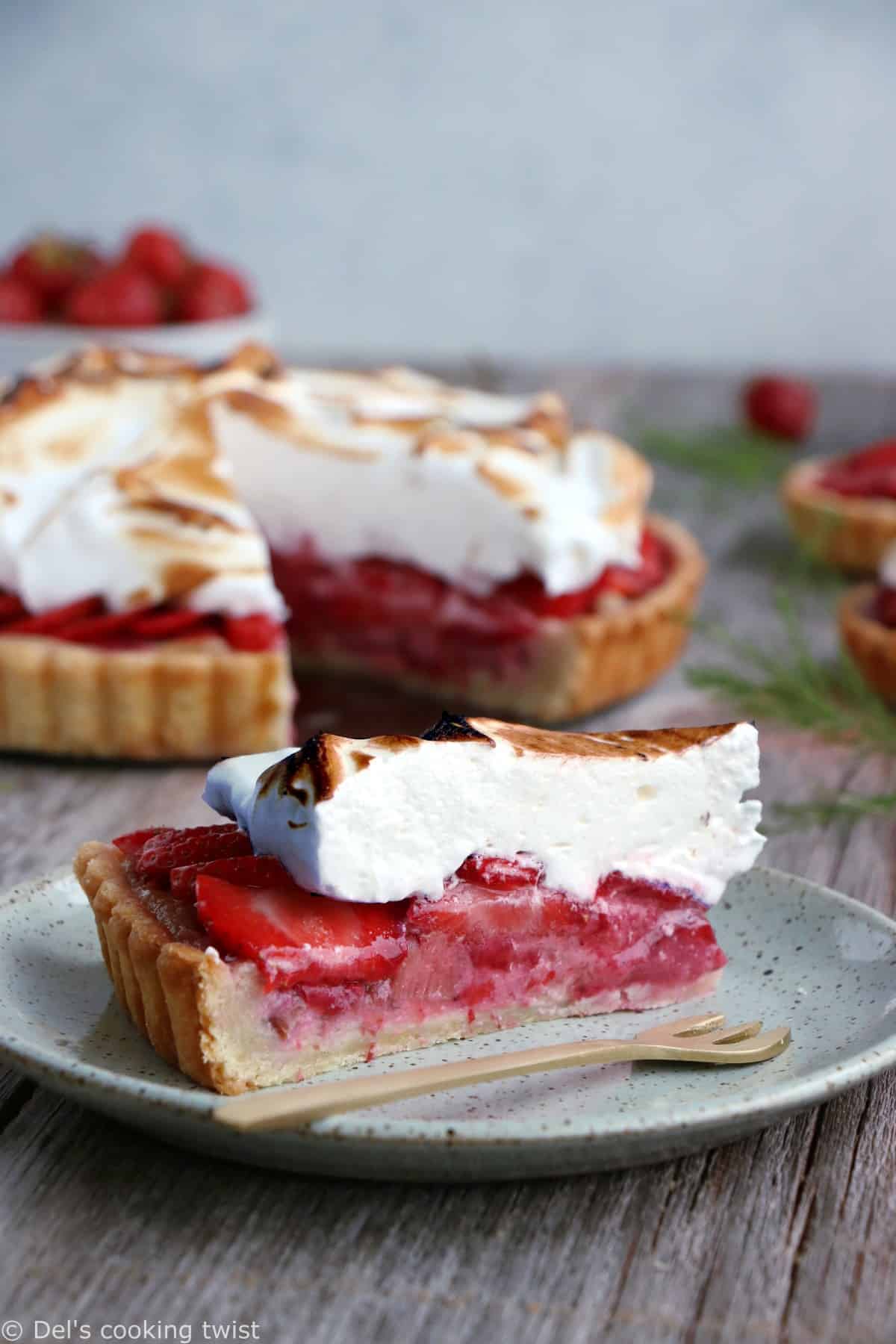 Tarte meringuée aux fraises et à la rhubarbe. De la gourmandise à l'état pur pour cette tarte meringuée aux fraises et à la rhubarbe aux saveurs acidulées. On y retrouve une crème d'amande, des fruits juteux et une onctueuse meringue italienne.