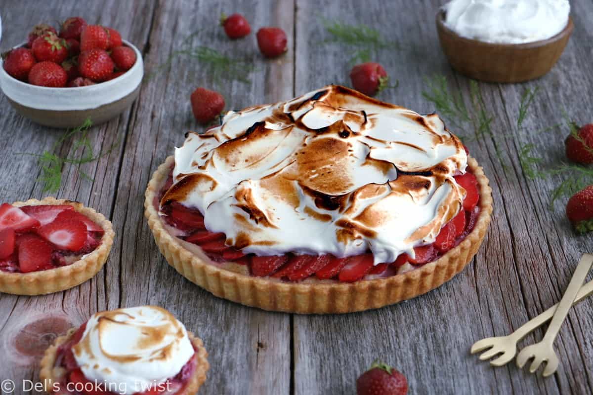 Tarte meringuée aux fraises et à la rhubarbe. De la gourmandise à l'état pur pour cette tarte meringuée aux fraises et à la rhubarbe aux saveurs acidulées. On y retrouve une crème d'amande, des fruits juteux et une onctueuse meringue italienne.