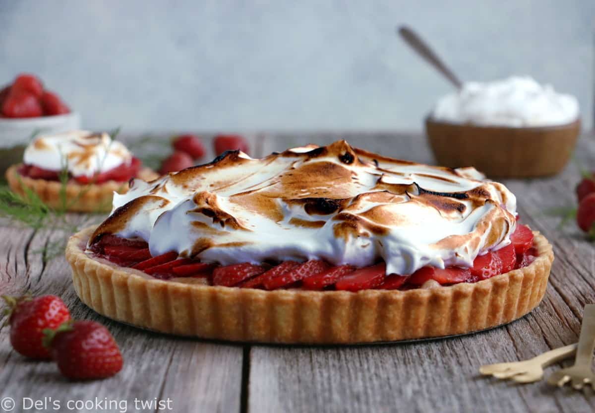 Tarte meringuée aux fraises et à la rhubarbe. De la gourmandise à l'état pur pour cette tarte meringuée aux fraises et à la rhubarbe aux saveurs acidulées. On y retrouve une crème d'amande, des fruits juteux et une onctueuse meringue italienne.