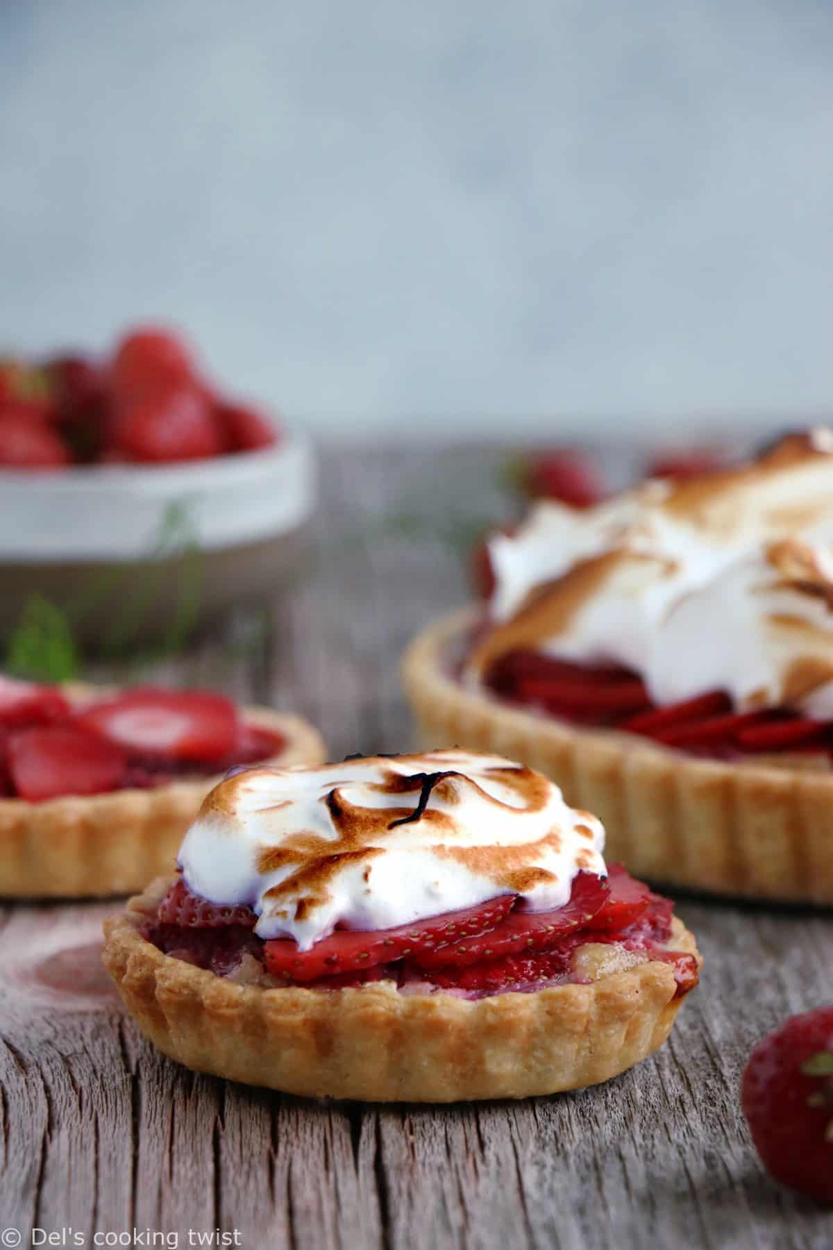 Tarte meringuée aux fraises et à la rhubarbe. De la gourmandise à l'état pur pour cette tarte meringuée aux fraises et à la rhubarbe aux saveurs acidulées. On y retrouve une crème d'amande, des fruits juteux et une onctueuse meringue italienne.