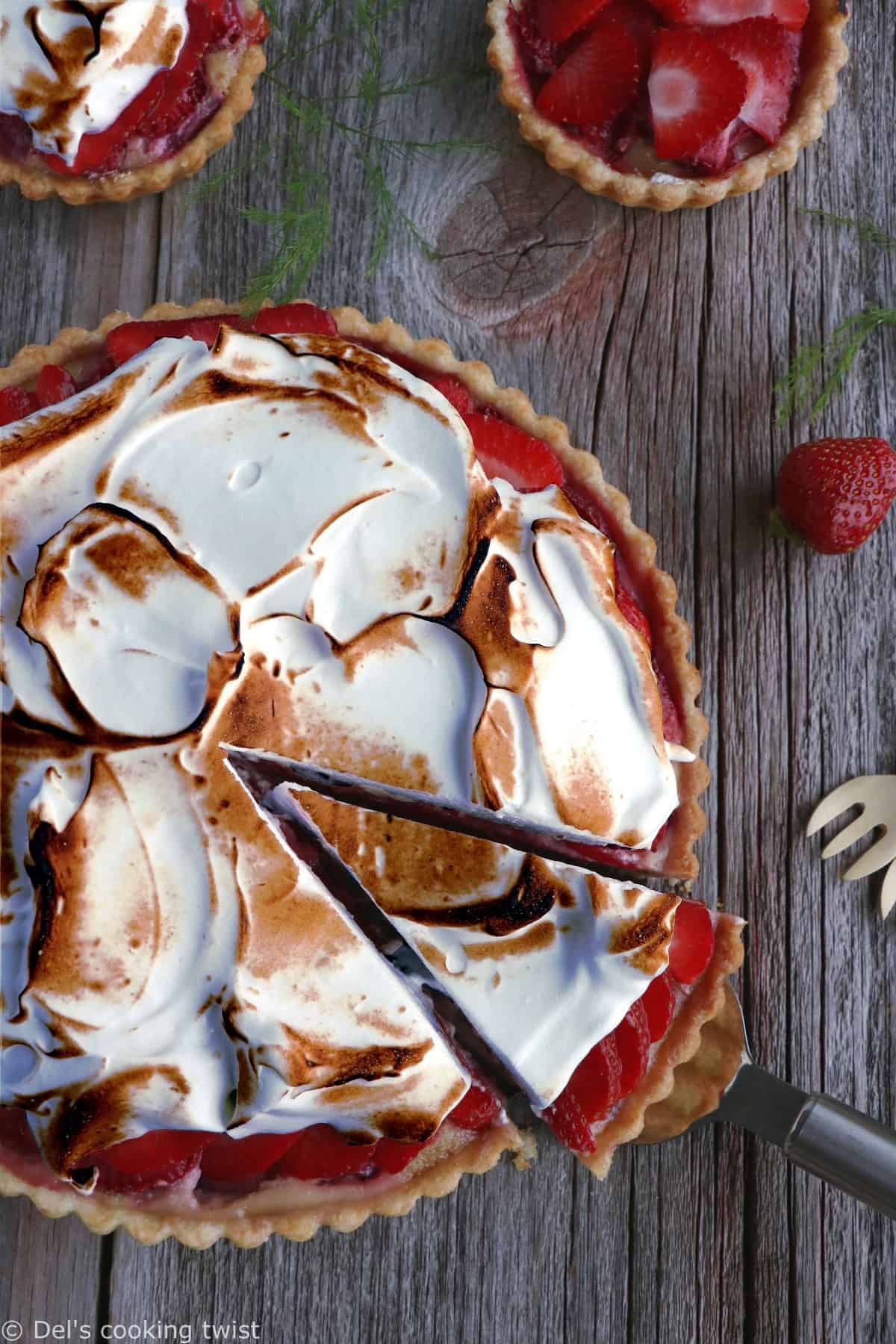 Tarte meringuée aux fraises et à la rhubarbe. De la gourmandise à l'état pur pour cette tarte meringuée aux fraises et à la rhubarbe aux saveurs acidulées. On y retrouve une crème d'amande, des fruits juteux et une onctueuse meringue italienne.