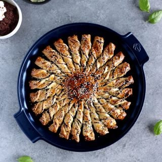 La tarte soleil salée à partager pour l'apéro fait toujours sensation auprès des invités. Une idée toute simple avec de la pâte feuilletée qui se décline ici en 5 recettes pour ne jamais être à court d'idées.