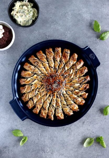 La tarte soleil salée à partager pour l'apéro fait toujours sensation auprès des invités. Une idée toute simple avec de la pâte feuilletée qui se décline ici en 5 recettes pour ne jamais être à court d'idées.