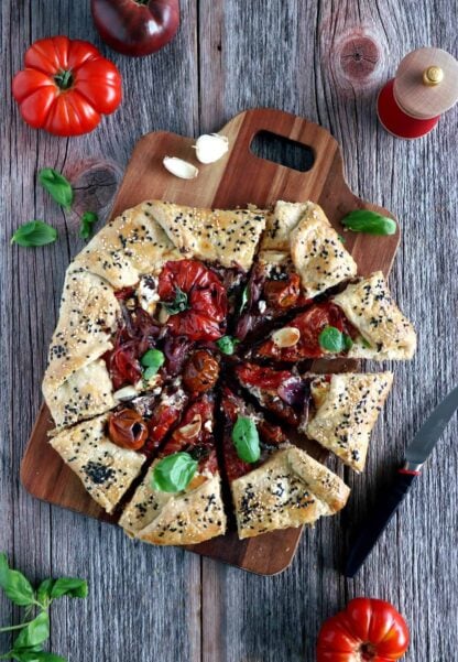 Tarte rustique aux tomates, chèvre et oignons caramélisées. Mêlant simplicité et élégance, cette tarte rustique aux tomates, chèvre et oignons caramélisés fera sensation pour un diner léger entre amis.