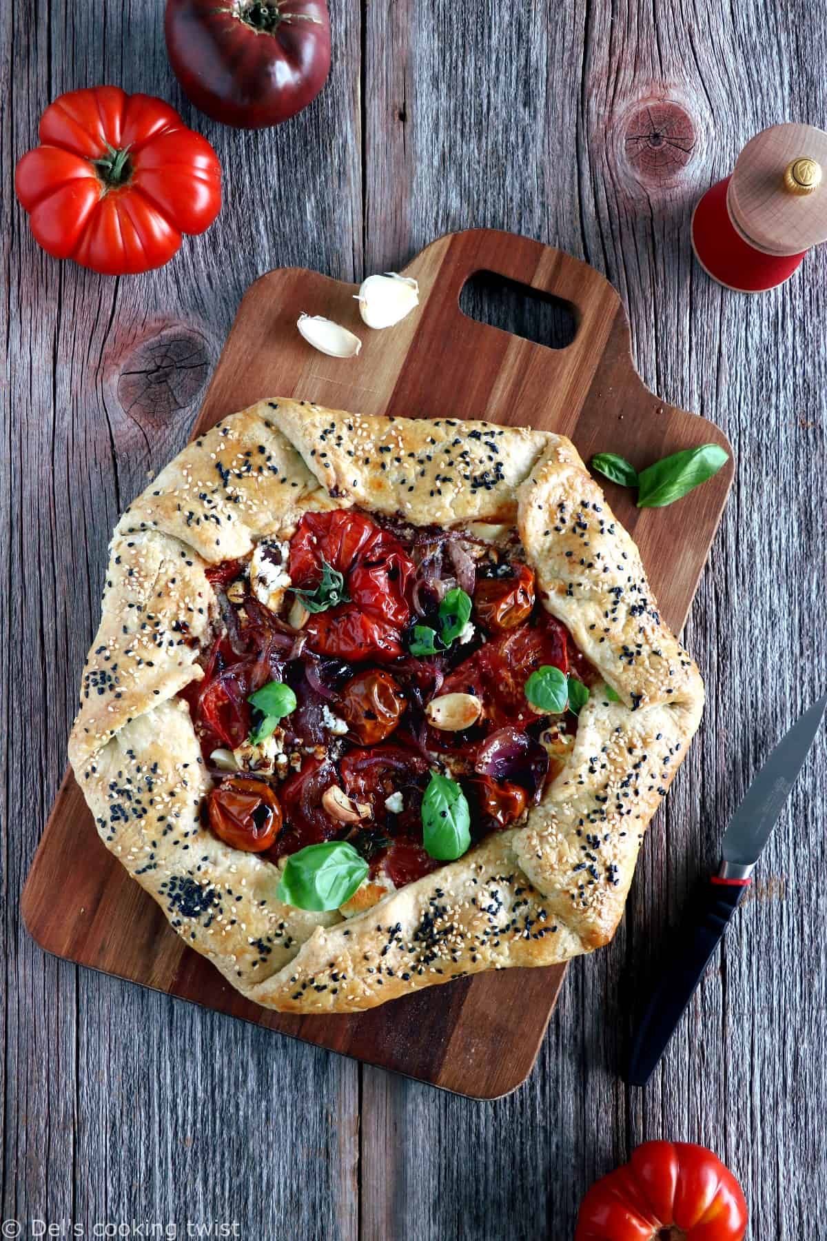 Tarte rustique aux tomates, chèvre et oignons caramélisées. Mêlant simplicité et élégance, cette tarte rustique aux tomates, chèvre et oignons caramélisés fera sensation pour un diner léger entre amis.