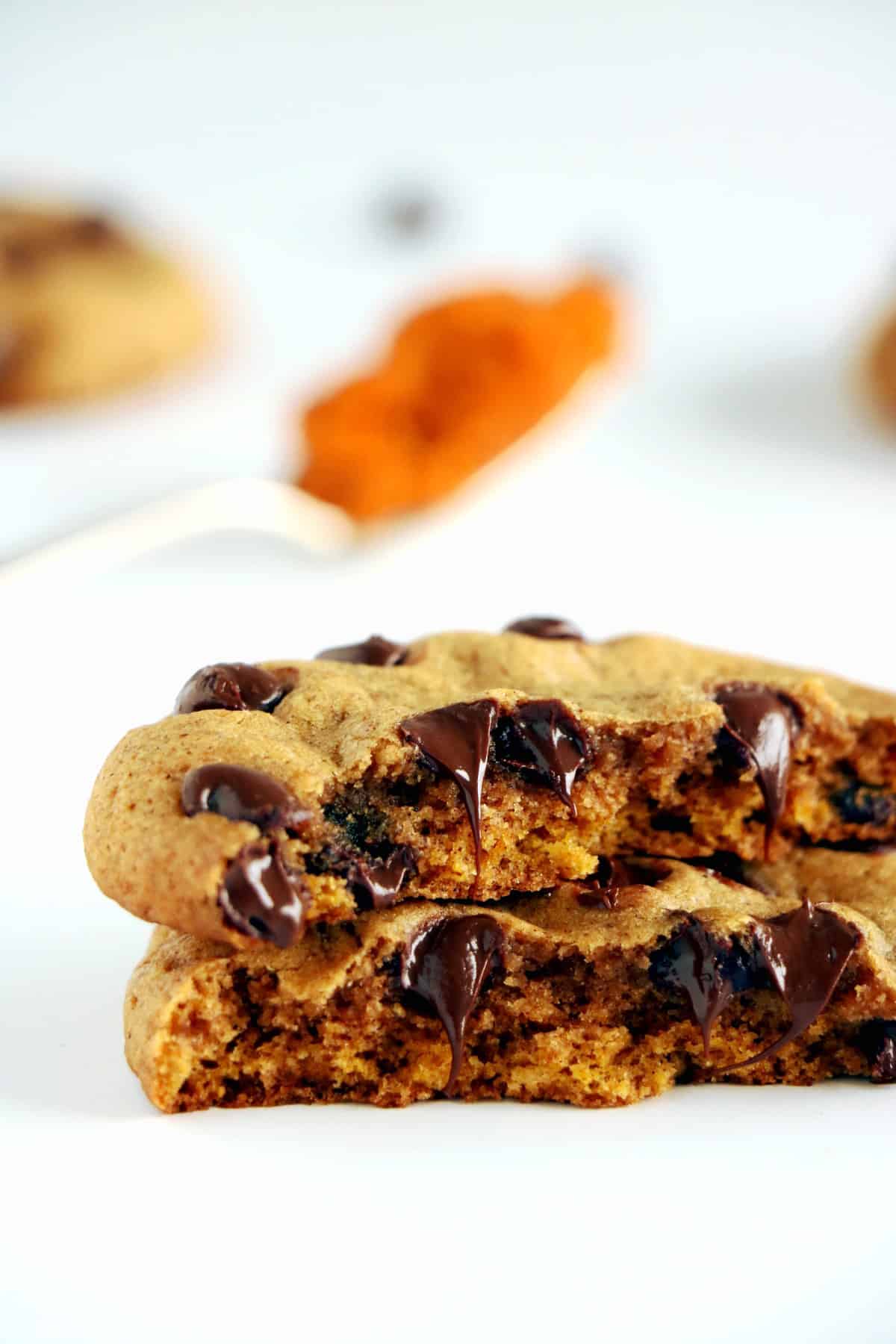 Cookies à la citrouille et aux pépites de chocolat (pumpkin cookies). Découvrez la recette des pumpkin cookies américains, des cookies à la citrouille et aux pépites de chocolat délicieusement parfumés aux épices d'automne.