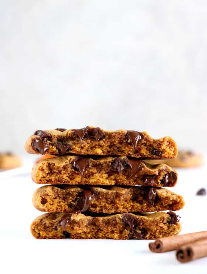 Cookies à la citrouille et aux pépites de chocolat (pumpkin cookies). Découvrez la recette des pumpkin cookies américains, des cookies à la citrouille et aux pépites de chocolat délicieusement parfumés aux épices d'automne.