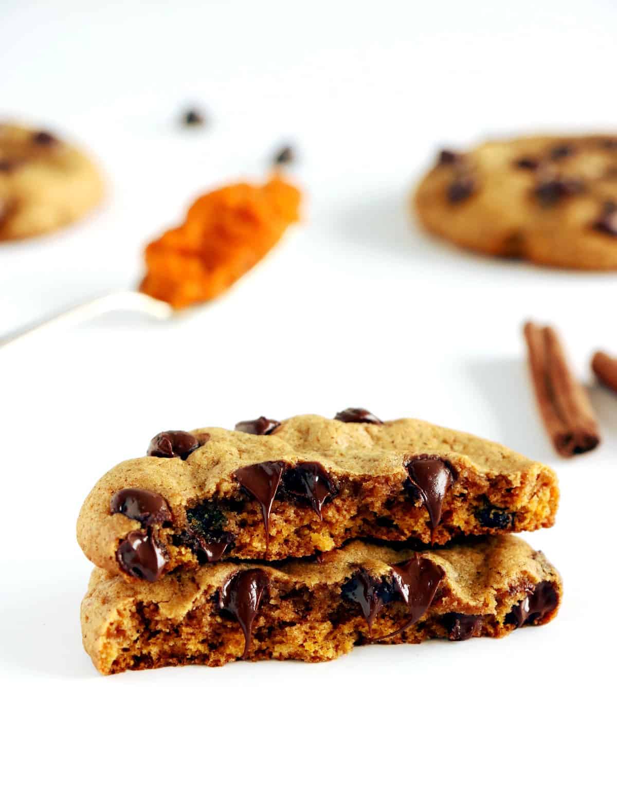 Cookies à la citrouille et aux pépites de chocolat (pumpkin cookies). Découvrez la recette des pumpkin cookies américains, des cookies à la citrouille et aux pépites de chocolat délicieusement parfumés aux épices d'automne.