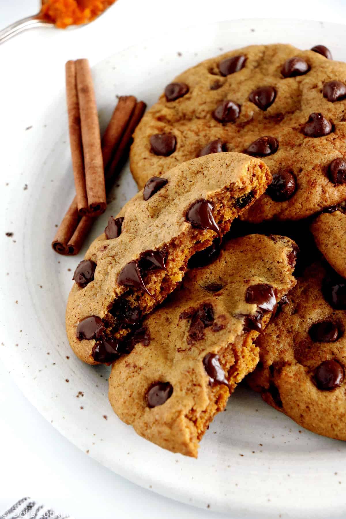 Cookies à la citrouille et aux pépites de chocolat (pumpkin cookies). Découvrez la recette des pumpkin cookies américains, des cookies à la citrouille et aux pépites de chocolat délicieusement parfumés aux épices d'automne.