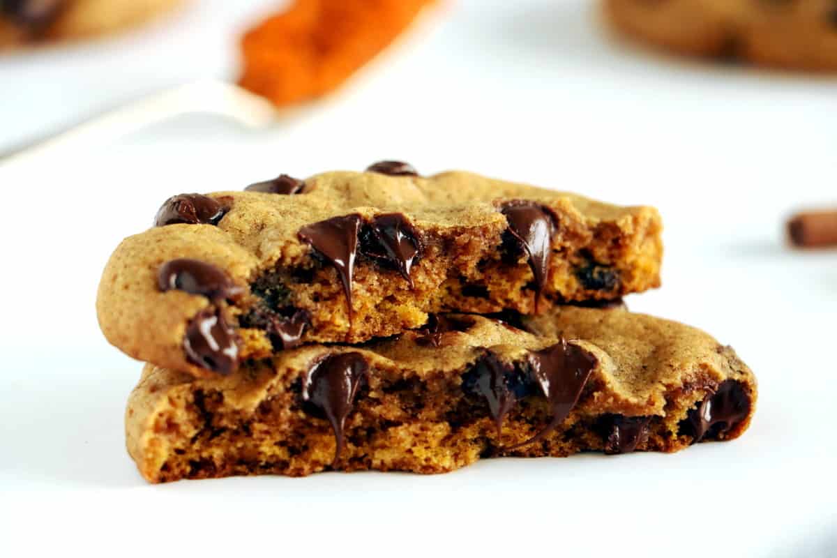 Cookies à la citrouille et aux pépites de chocolat (pumpkin cookies). Découvrez la recette des pumpkin cookies américains, des cookies à la citrouille et aux pépites de chocolat délicieusement parfumés aux épices d'automne.