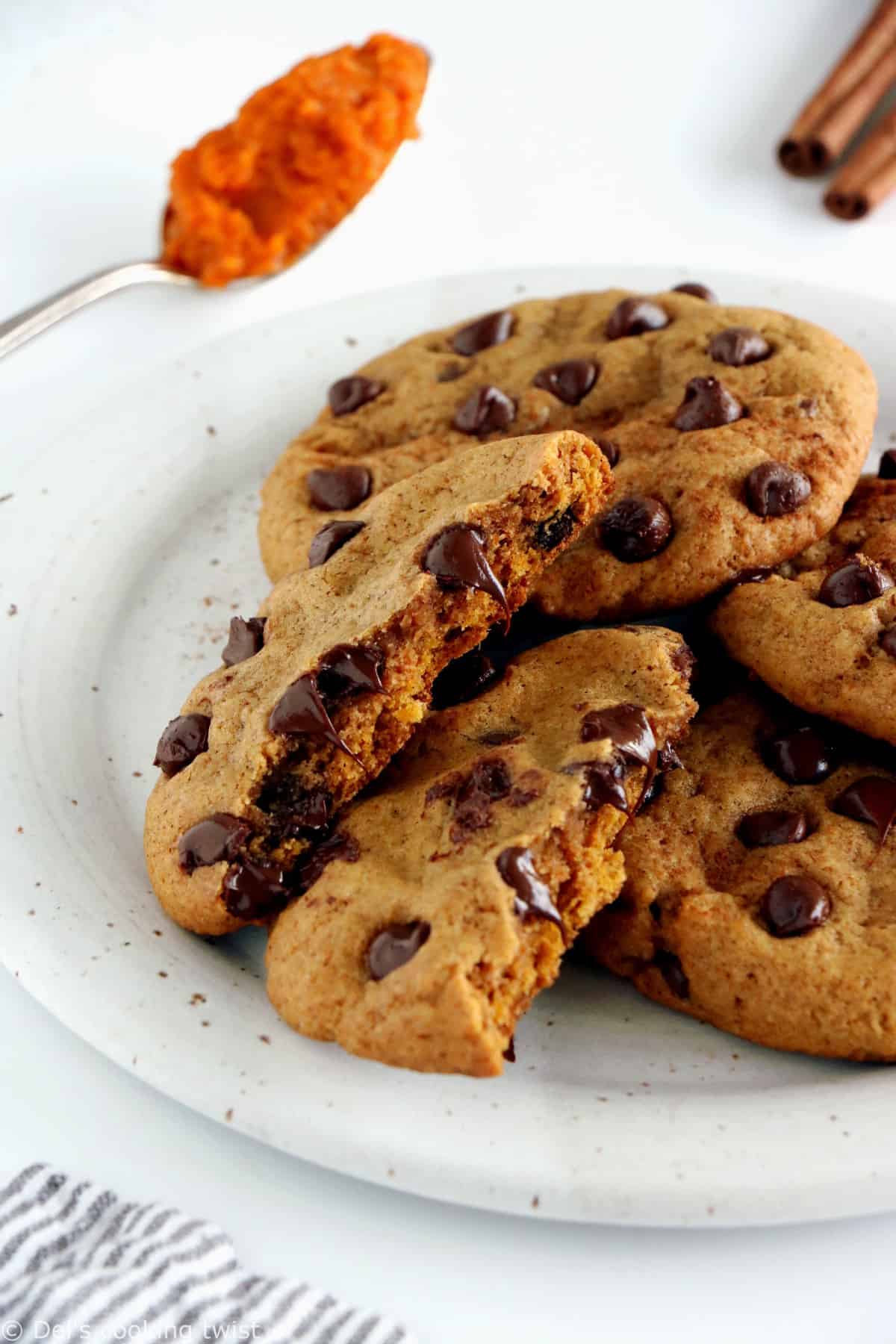 Cookies à la citrouille et aux pépites de chocolat (pumpkin cookies). Découvrez la recette des pumpkin cookies américains, des cookies à la citrouille et aux pépites de chocolat délicieusement parfumés aux épices d'automne.