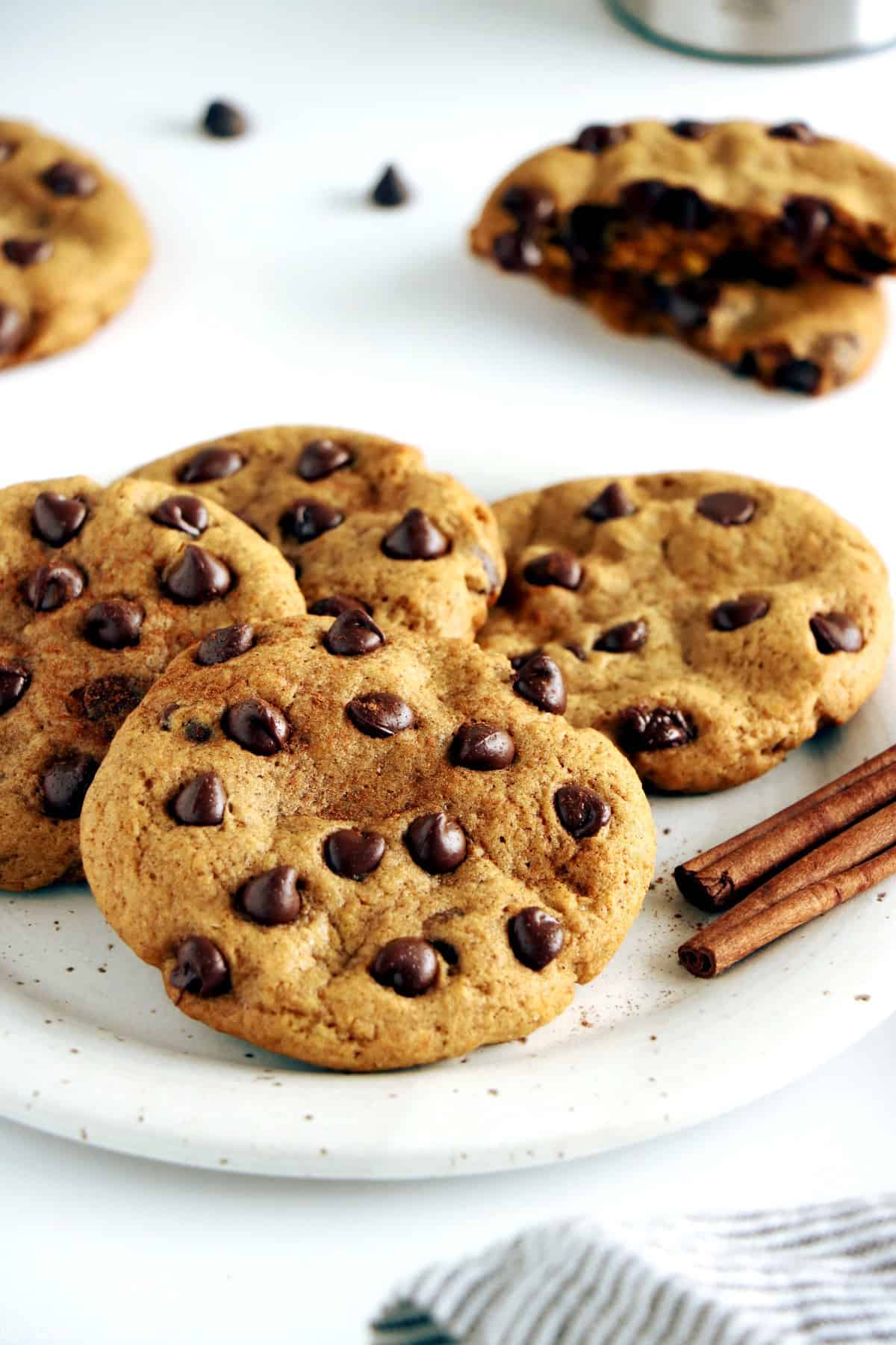 Cookies à la citrouille et aux pépites de chocolat (pumpkin cookies). Découvrez la recette des pumpkin cookies américains, des cookies à la citrouille et aux pépites de chocolat délicieusement parfumés aux épices d'automne.