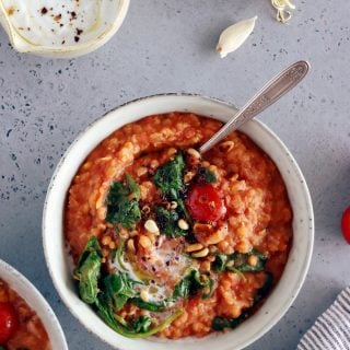 Les lentilles corail aux tomates et épinards constituent un plat simple aux saveurs réconfortantes. Parfait pour se réchauffer, ce plat est également parfaitement sain, naturellement vegan et sans gluten.